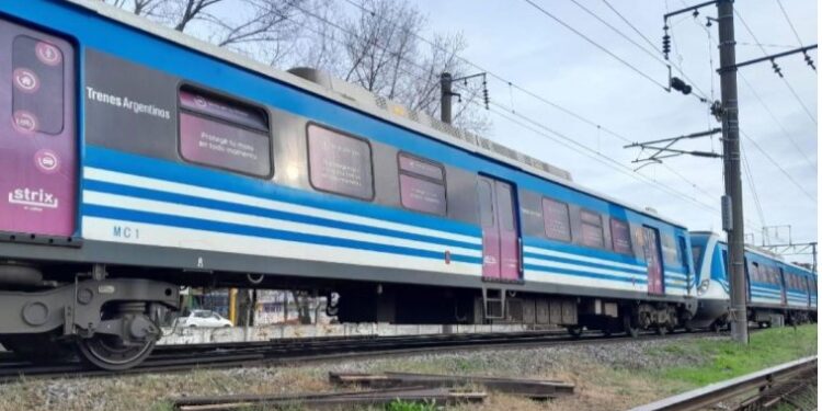 Milagro en Longchamps con un motociclista que cruzó las vías con la barrera baja
