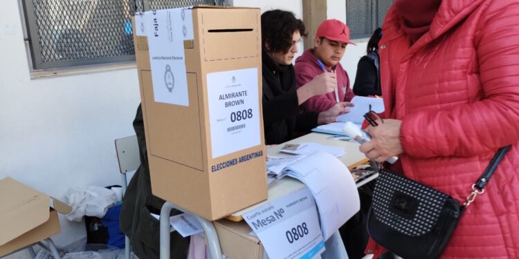 Las PASO en Brown con largas filas: votó casi la mitad del padrón