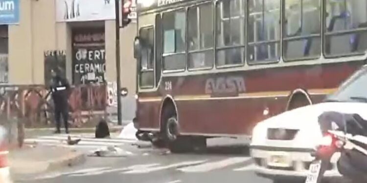 Lomas: murió un motociclista en un terrible choque con un colectivo