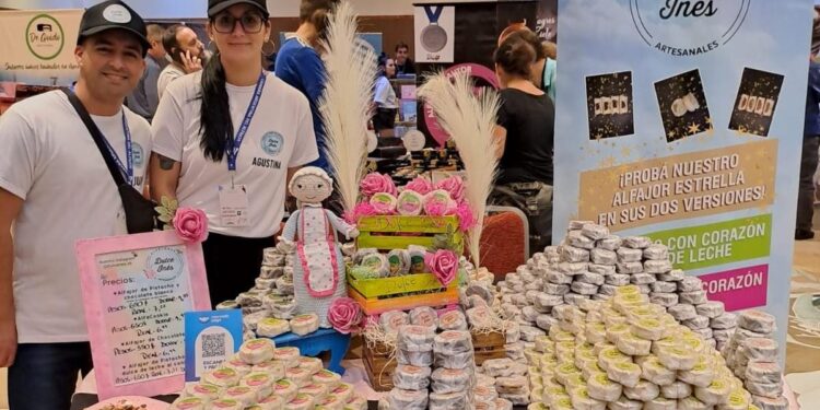 Una pareja de Rafael Calzada fabrica un alfajor con los secretos de la abuela y ganó una medalla de plata en un concurso