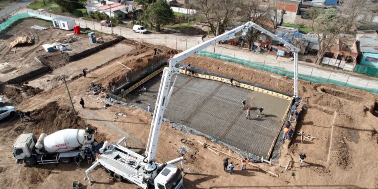 Vertieron el hormigón en lo que será la pileta del nuevo natatorio de Calzada