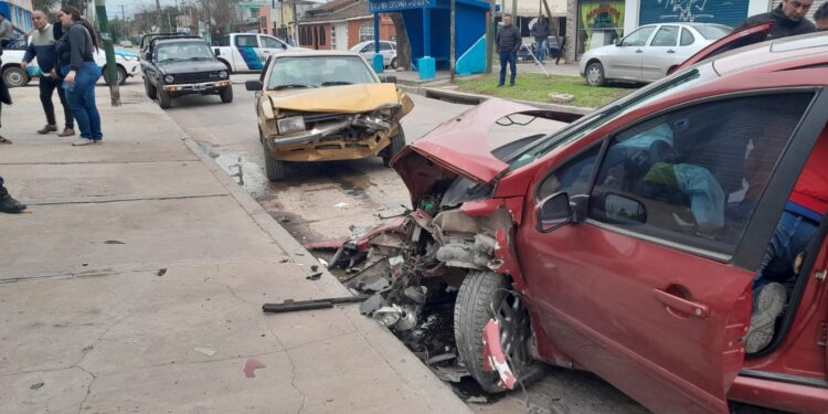 Longchamps: tres personas heridas por un choque múltiple