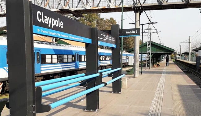 Claypole: quiso subir al andén por las vías, la embistió el tren y falleció