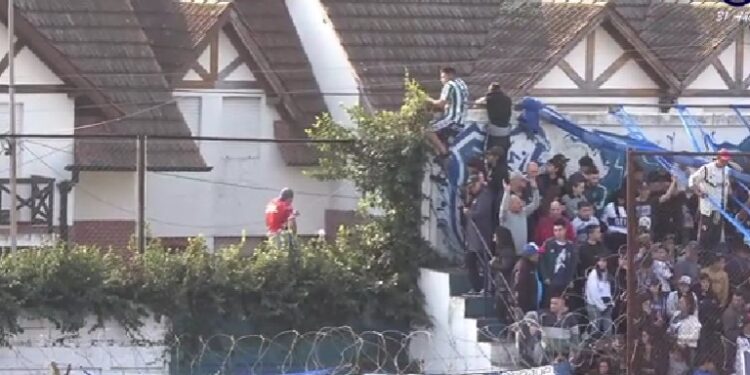 Burzaco: un hincha de Sanma se cayó de la tribuna y está internado