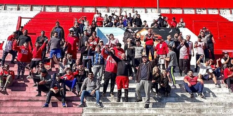 Socios e hinchas de Los Andes pintan de punta a punta y a mano todo el estadio