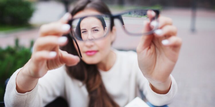 Exceso de pantallas y menos naturaleza, las causas del aumento en los casos de miopía