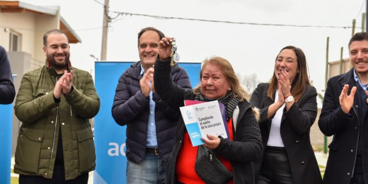 Entregaron 90 casas a vecinos de Villa Fiorito y departamentos en otro barrio de Lomas