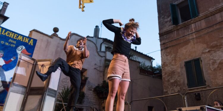 La pareja de Burzaco que se fue a Francia para trabajar en circos y quiere volver para fundar un centro cultural