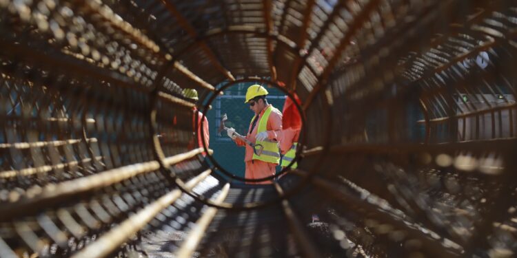Temperley: colocan el puente ferroviario del nuevo paso bajo nivel