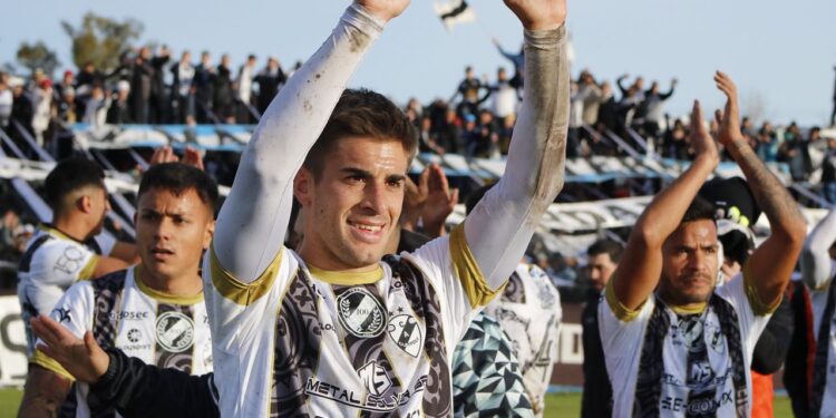 Con nuevo DT, Claypole cortó la racha negra y volvió a ganar tras 10 partidos