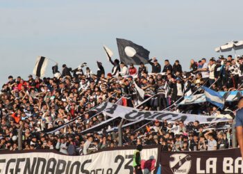 Vigilia y banderazo para celebrar los 100 años del Club Atlético Claypole