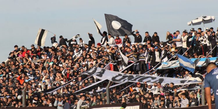 Vigilia y banderazo para celebrar los 100 años del Club Atlético Claypole