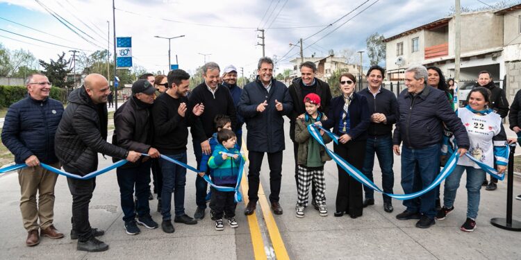 Massa inauguró en Glew el histórico asfalto de una avenida y un parque en Claypole