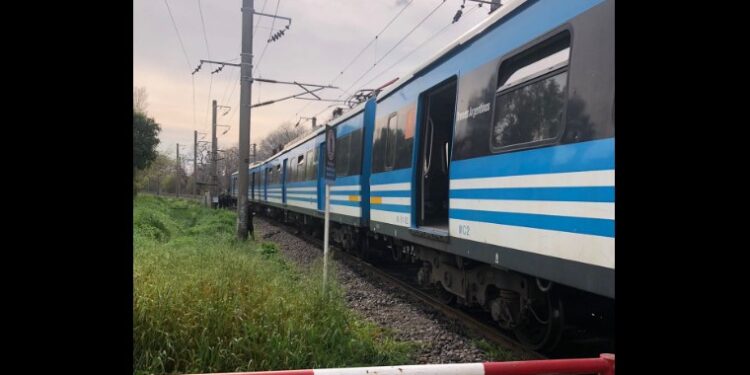 El tren atropelló y mató a un hombre en un paso a nivel de Adrogué