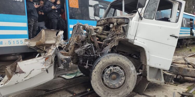 Quilmes: un camionero cruzó con la barrera baja, lo atropelló el tren, rompió todo y dejó 6 heridos