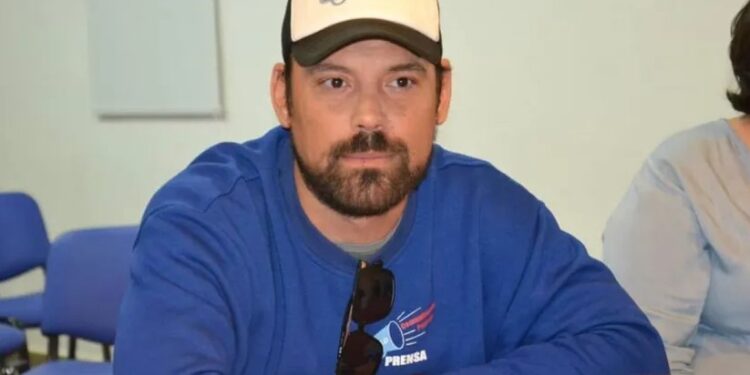 Ofrecen $ 4 millones de recompensa para dar con un periodista acusado de violar a una menor de Longchamps