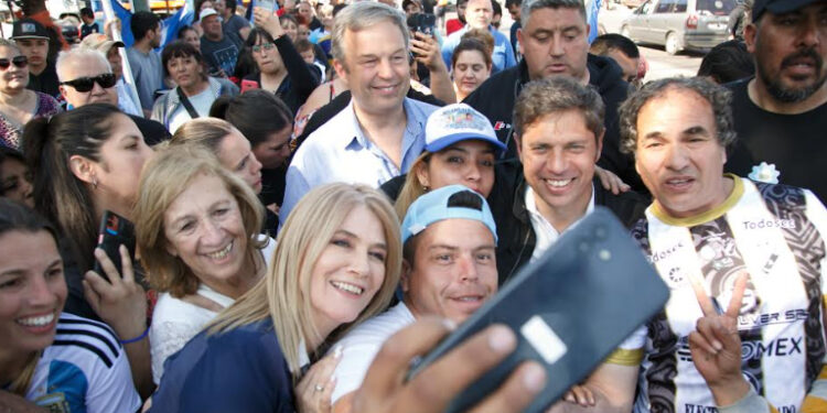 La caravana de Kicillof pasó por Solano, Claypole, Burzaco y Longchamps