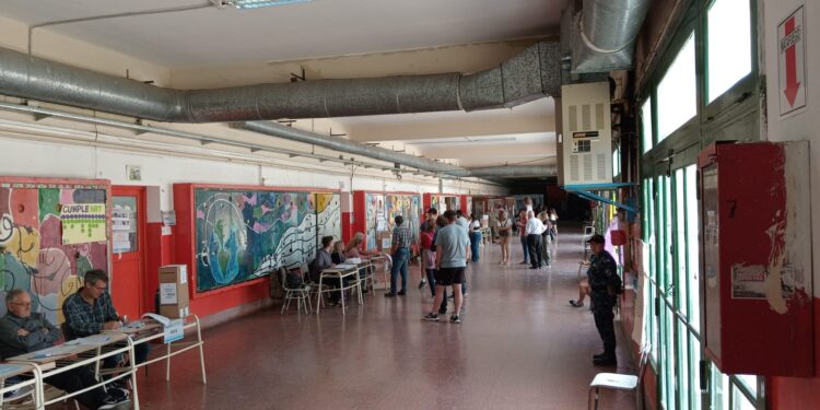 Cerró el balotage: ya se cuentan los votos del 76 % del padrón y se esperan resultados luego de las 21