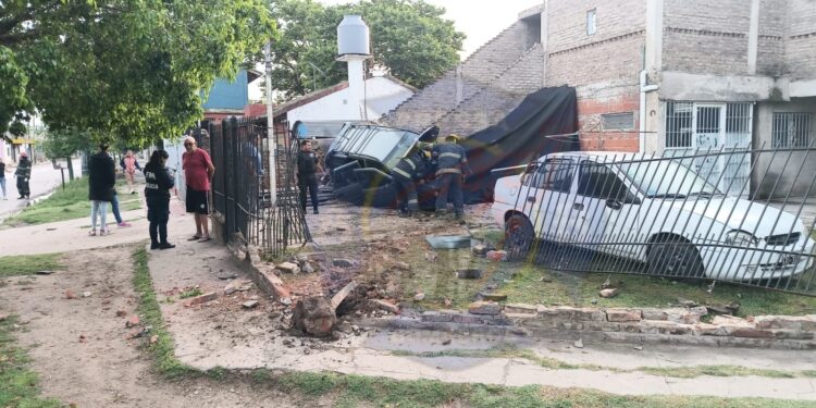Claypole: se llevó puesto todo y se incrustó en el patio de una casa
