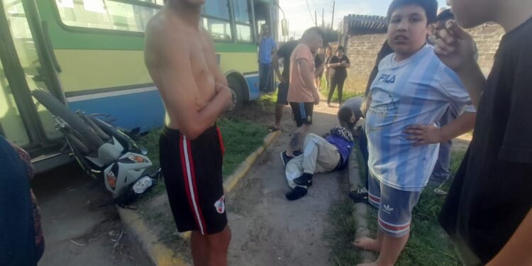 Un herido tras un choque entre un colectivo y una moto en Solano