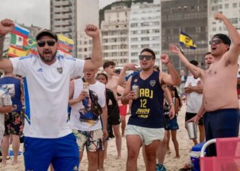 Con una previa de violencia policial contra los hinchas y un banderazo, Boca va por su séptima Libertadores
