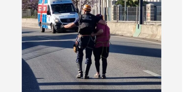 Lomas: los bomberos impidieron que un joven saltara al vacío desde un puente