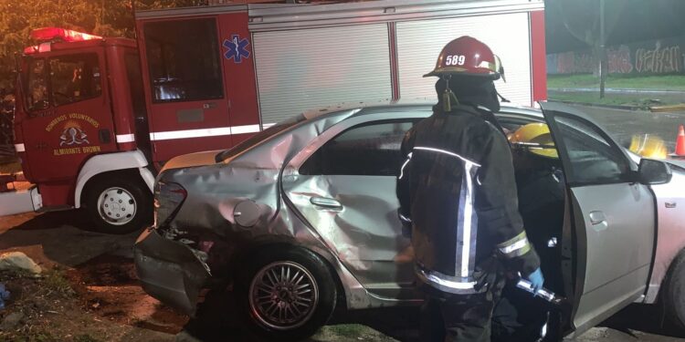 Un herido tras el choque de un colectivo y un auto en Longchamps