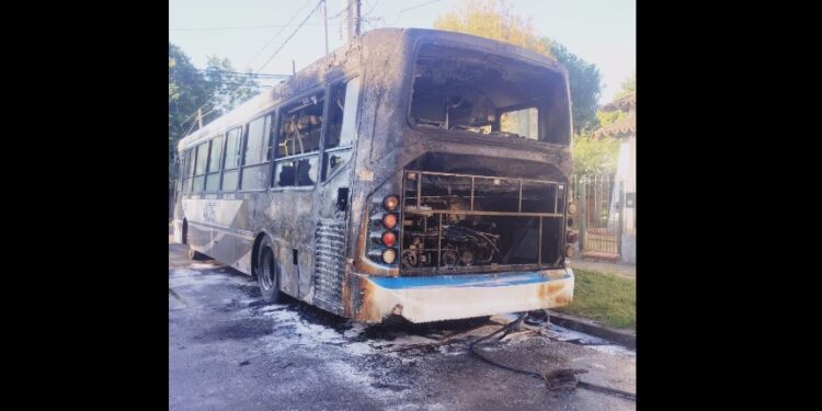 Se incendió un colectivo en Adrogué y una casa en San José