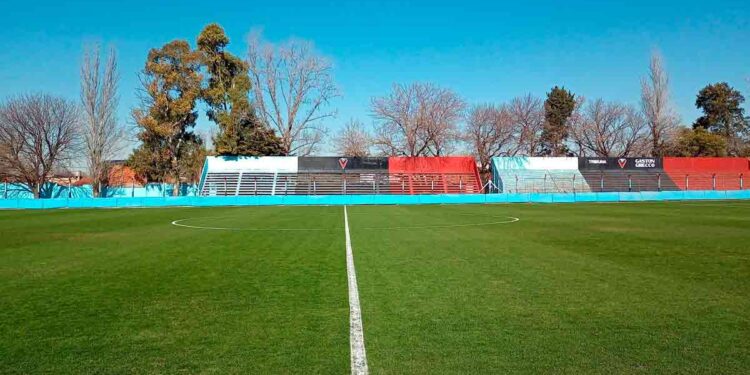 A semanas de las elecciones, Brown de Adrogué anunció que colocará las luces en su estadio