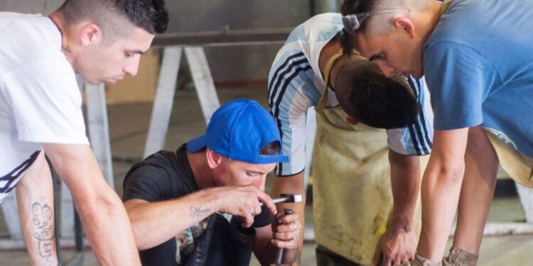 Lomas: la escuela de oficios de la universidad da cursos en las unidades penales