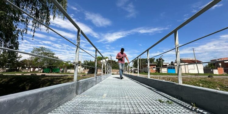 Instalaron el primero de 15 puentes sobre arroyos de Almirante Brown