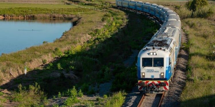 Anuncian la fecha en que saldrán a la venta los pasajes de tren de larga distancia para diciembre, enero y febrero