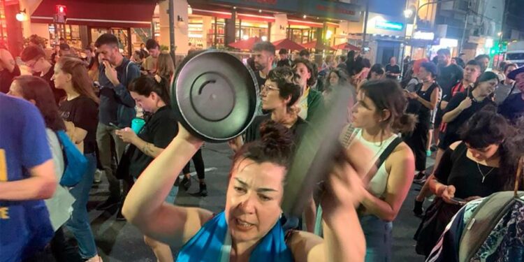 En el sur del conurbano y en CABA le respondieron con cacerolazos al decretazo de Milei