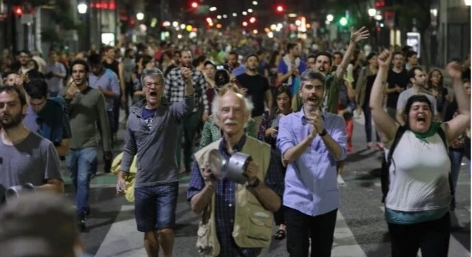 Segunda noche de cacerolazos en todo el país contra el decretazo de Milei