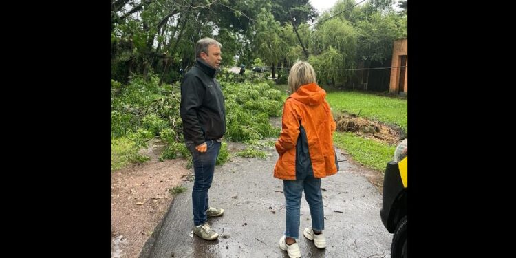 Cascallares monitoreó el temporal y acompañó en la calle a los equipos del municipio