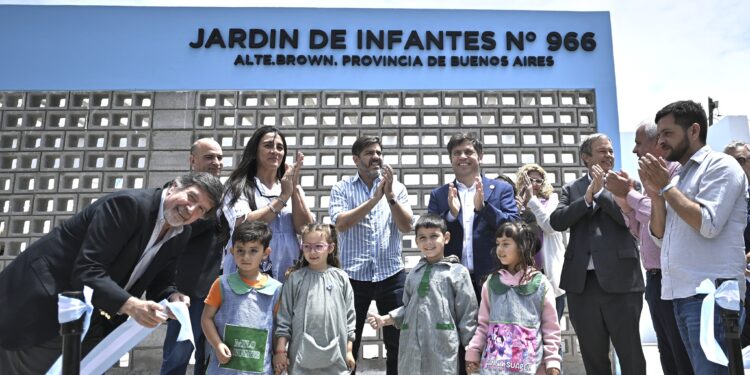 Kicillof inauguró un jardín en Barrio Lindo y recorrió una estación de bombeo de Don Orione