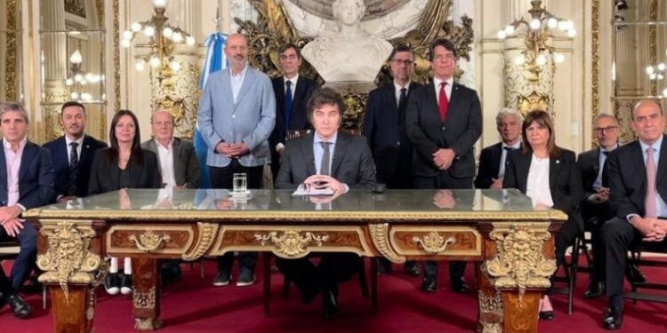 El decretazo de Milei: elimina la ley de alquileres, cambia las leyes laborales, deroga los aumentos jubilatorios y habilita las privatizaciones