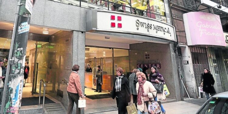 Decretazo en prepagas: Milei posibilita aumentos sin control y cambia la ley de obras sociales