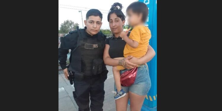 Milagro en Burzaco: una oficial de la policía rescató a un niño de las vías del tren