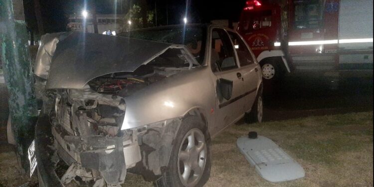 Longchamps: perdió el control del auto y se estrelló con una columna
