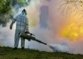 Fumigan parques y plazas de Brown para prevenir el Dengue y la Encefalomielitis