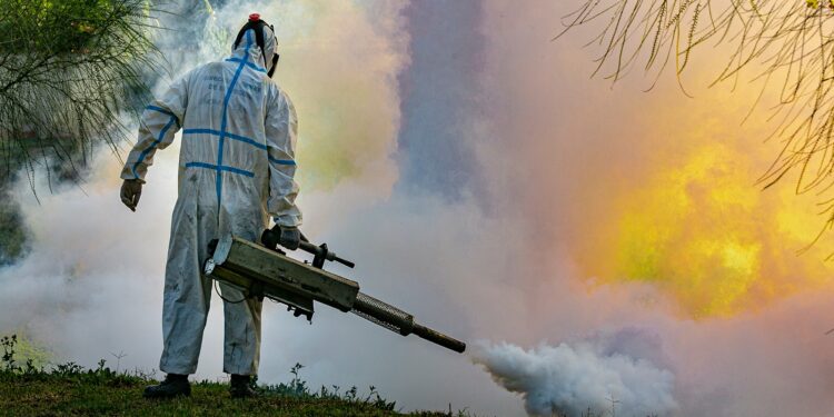 Fumigan parques y plazas de Brown para prevenir el Dengue y la Encefalomielitis