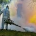 Fumigan parques y plazas de Brown para prevenir el Dengue y la Encefalomielitis