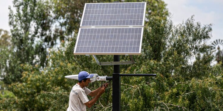 Ministro Rivadavia: colocaron paneles para iluminar la Granja Municipal con energía solar