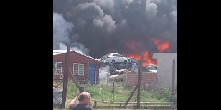 Impresionante incendio en Don Orione: se quemaron 50 autos