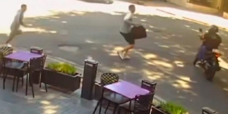 Lanús: motochorros le robaron un millón y medio de pesos a dos cuadras de la comisaría