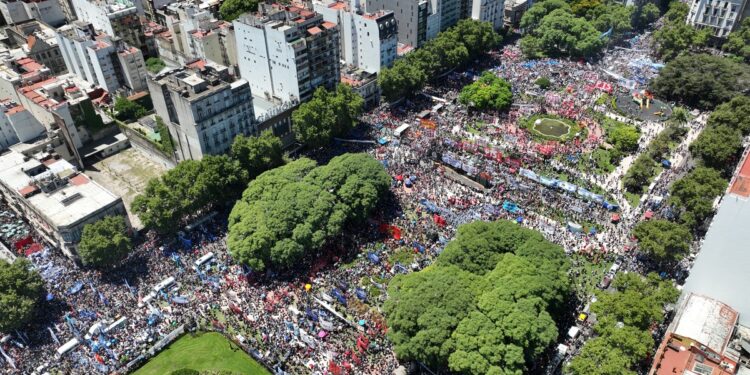 Con el lema «La patria no se vende», los gremios realizaron el primer paro nacional a Milei