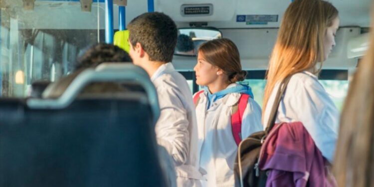 Cómo tramitar el boleto educativo en provincia de Buenos Aires para viajar en transporte público