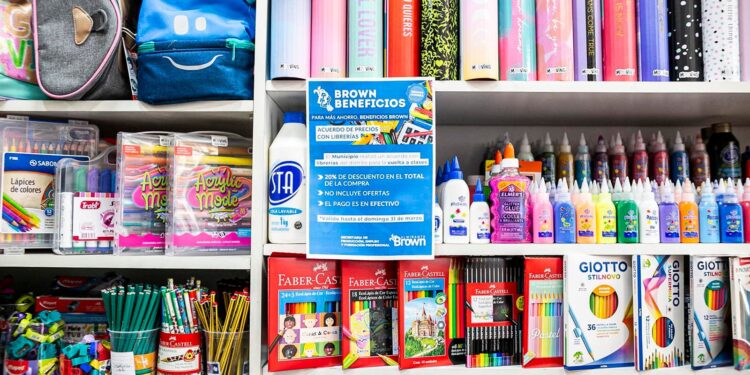 El municipio de Brown firmó un acuerdo con librerías para comprar útiles escolares con 20% de descuento