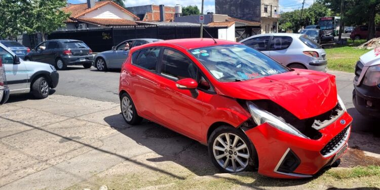 Calzada: buscan dar con un automovilista que chocó un auto y escapó